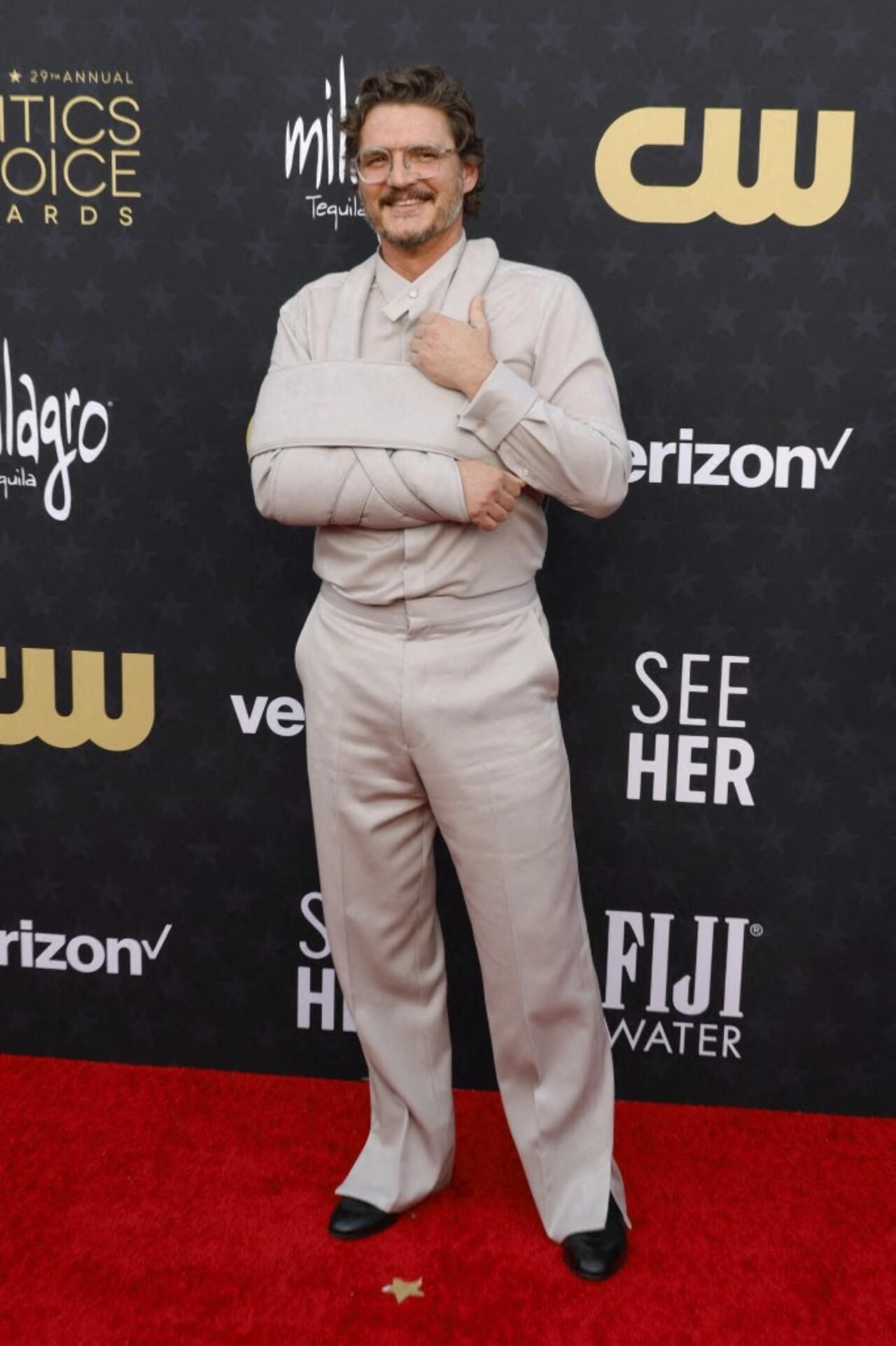 Pedro Pascal looked dapper in a grey outfit. He even matched his outfit with his arm sling